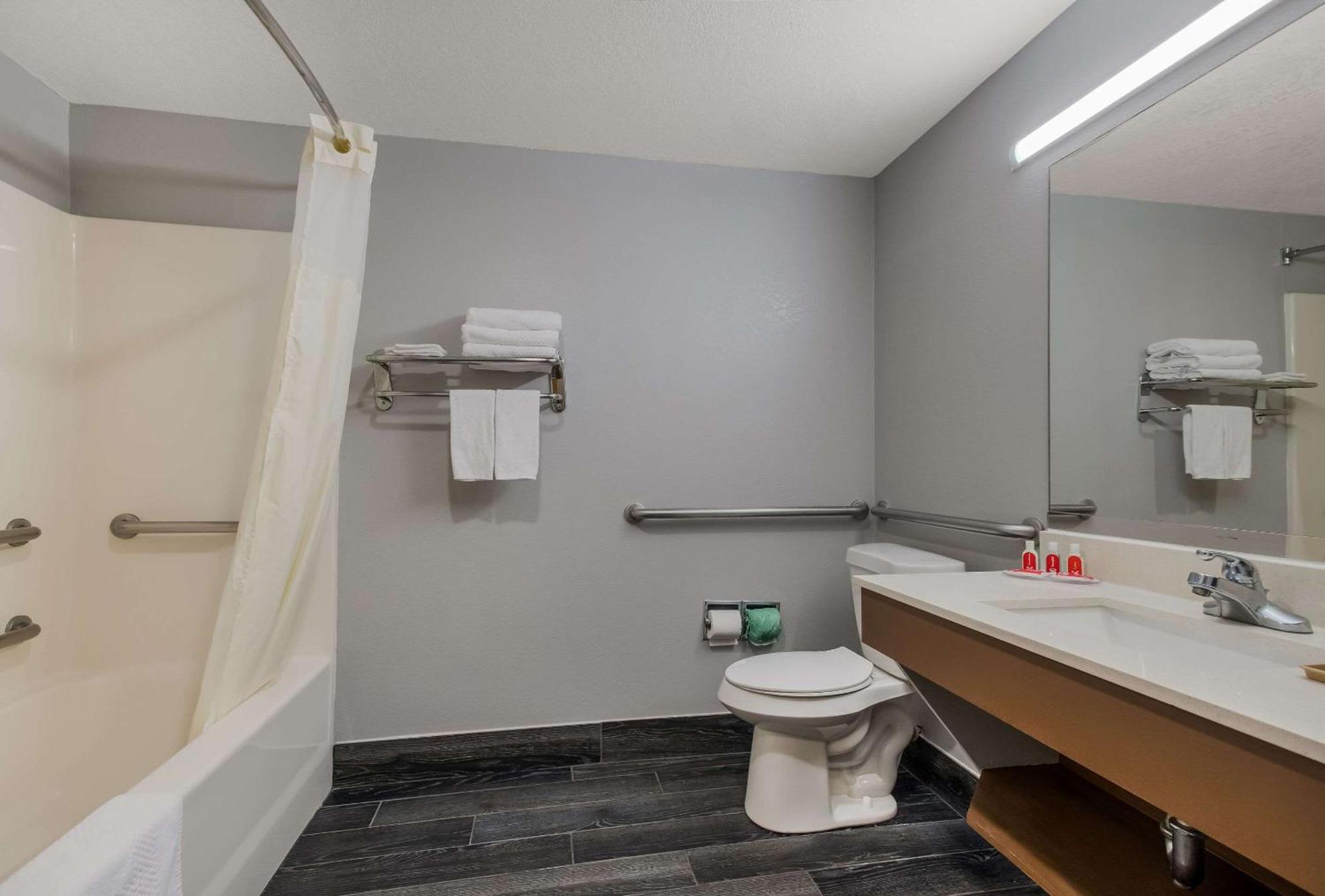Econo Inn&suites Hotel 2*