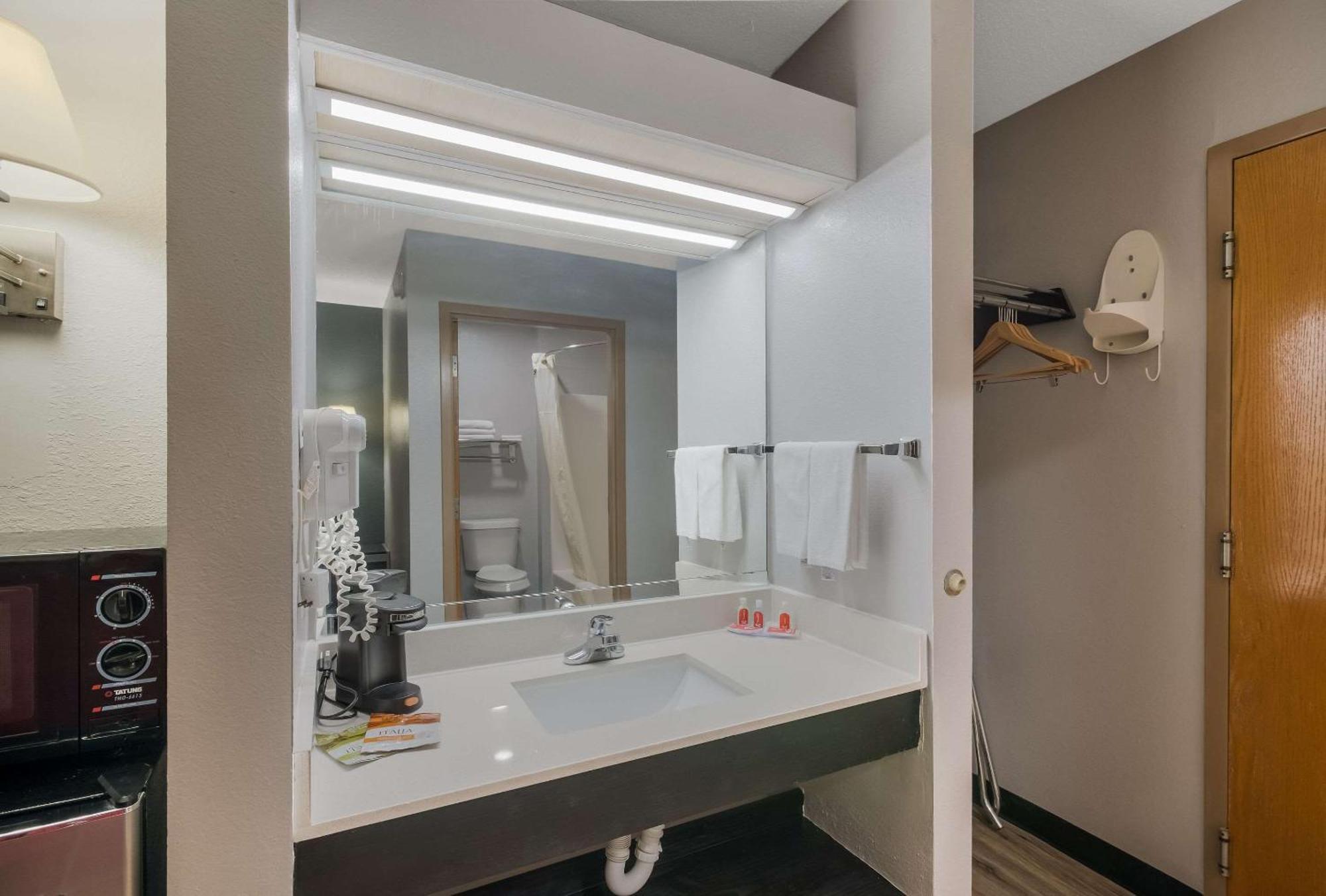 Econo Inn&suites Hotel